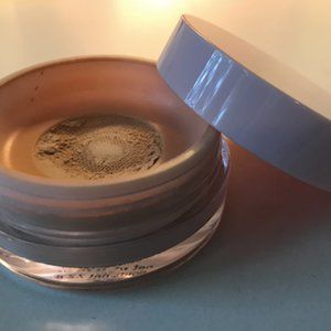 Glossier Wowder in light-medium